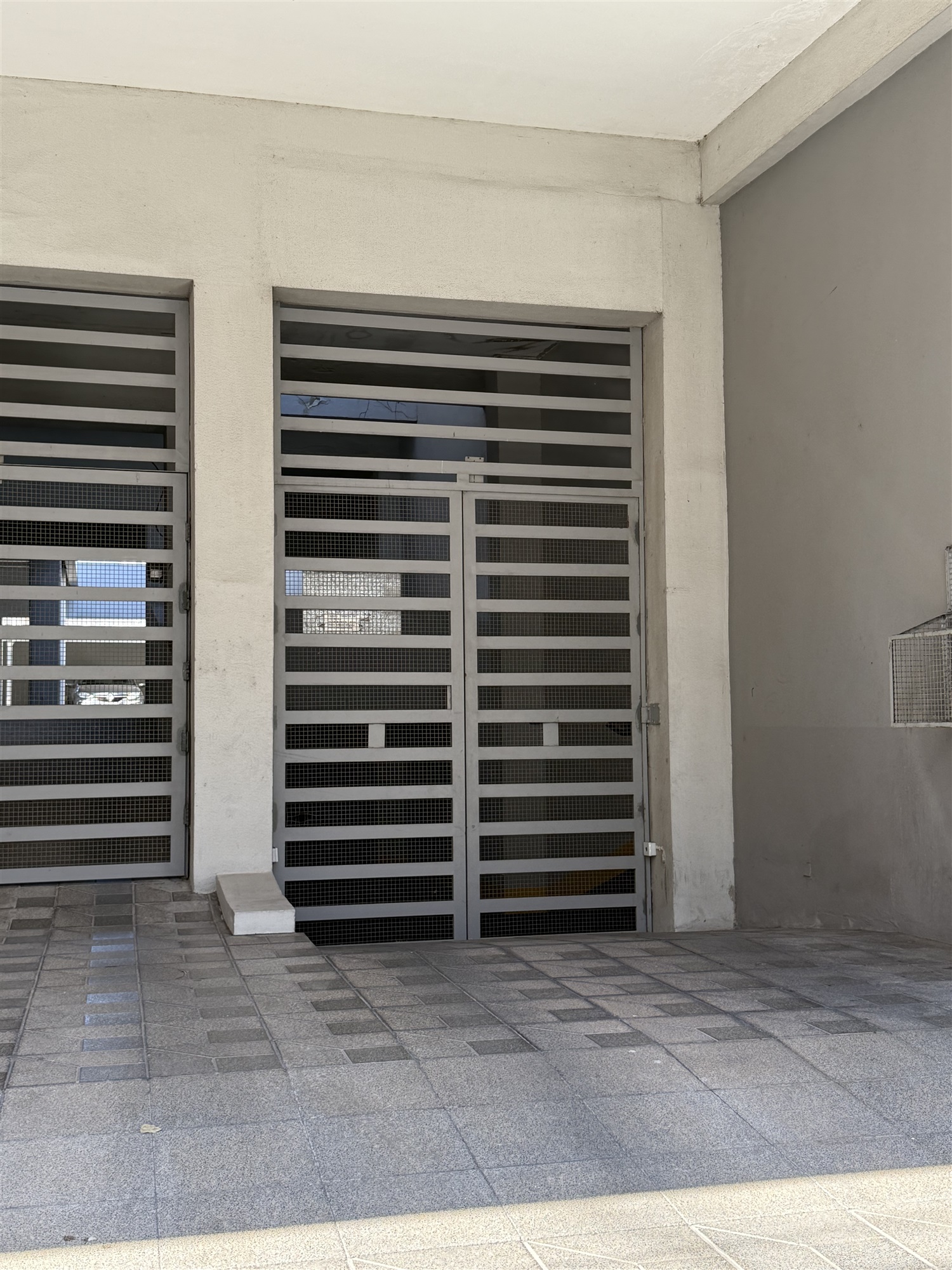 25 DE MAYO 2000 - COCHERA